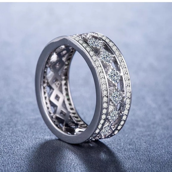 925 SilverPretty Princess Cut White Sapphire Ring - Picture 2 of 4